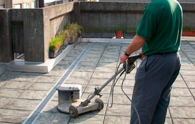 Limpiezas Compostela hombre limpiando terraza